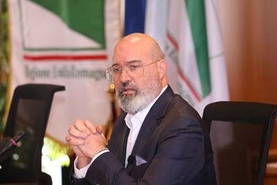 Alt totale delle Regioni al Dpcm di Conte: “Tamponi solo a chi ha sintomi”