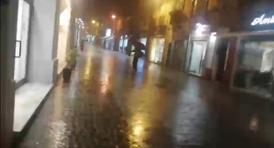 Cagliari, la pioggia nasconde le lacrime dei ristoratori: “Chiudiamo alle 18, siamo a terra”