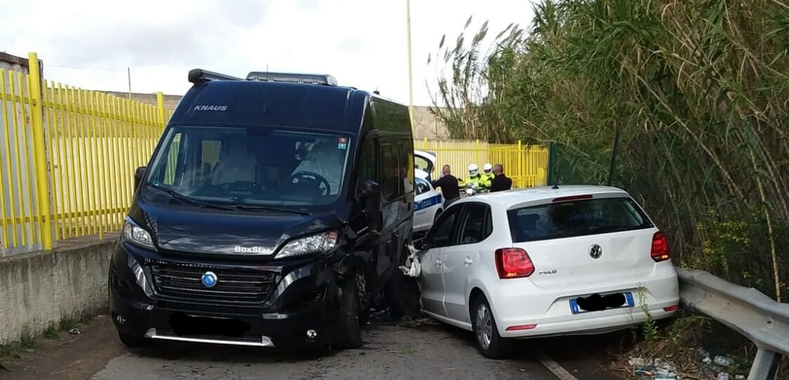 Cagliari, viola il divieto d’accesso e si scontra con un camper: una ragazza all’ospedale