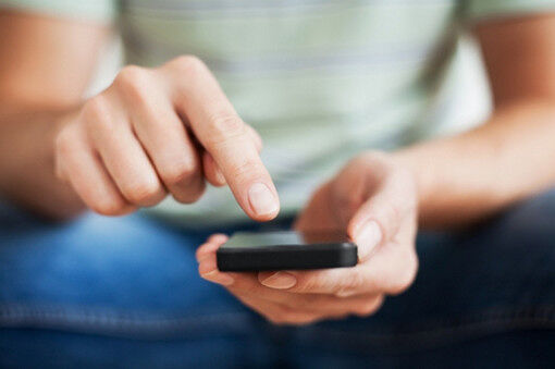 Cagliari, clicca un link “falso” e rischia di perdere 14mila euro: donna truffata da due campani