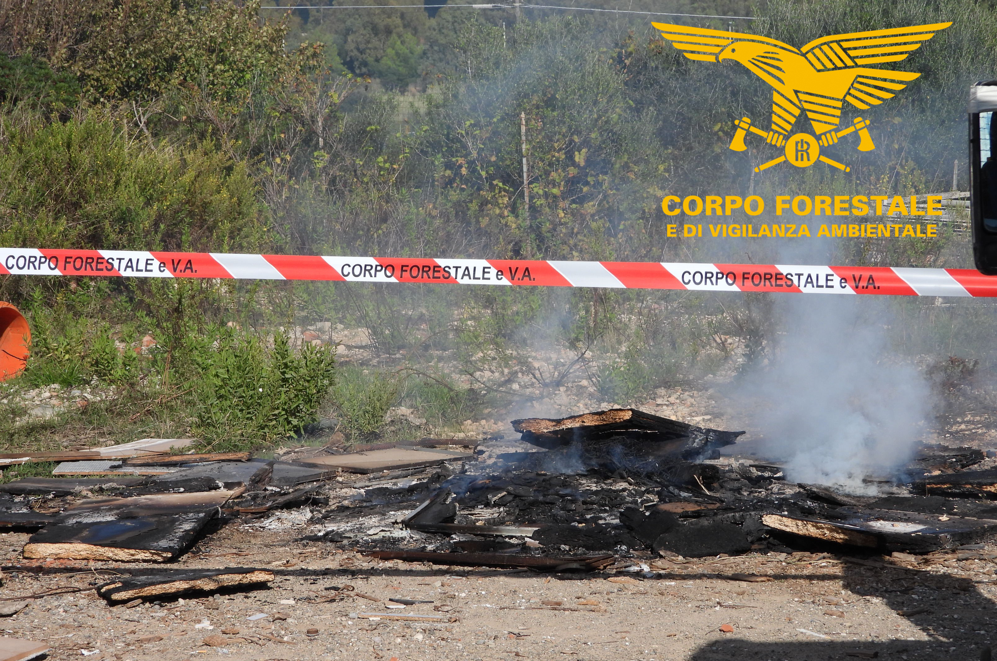 Carbonia, sorpreso a bruciare rifiuti di un cantiere: operaio nei guai