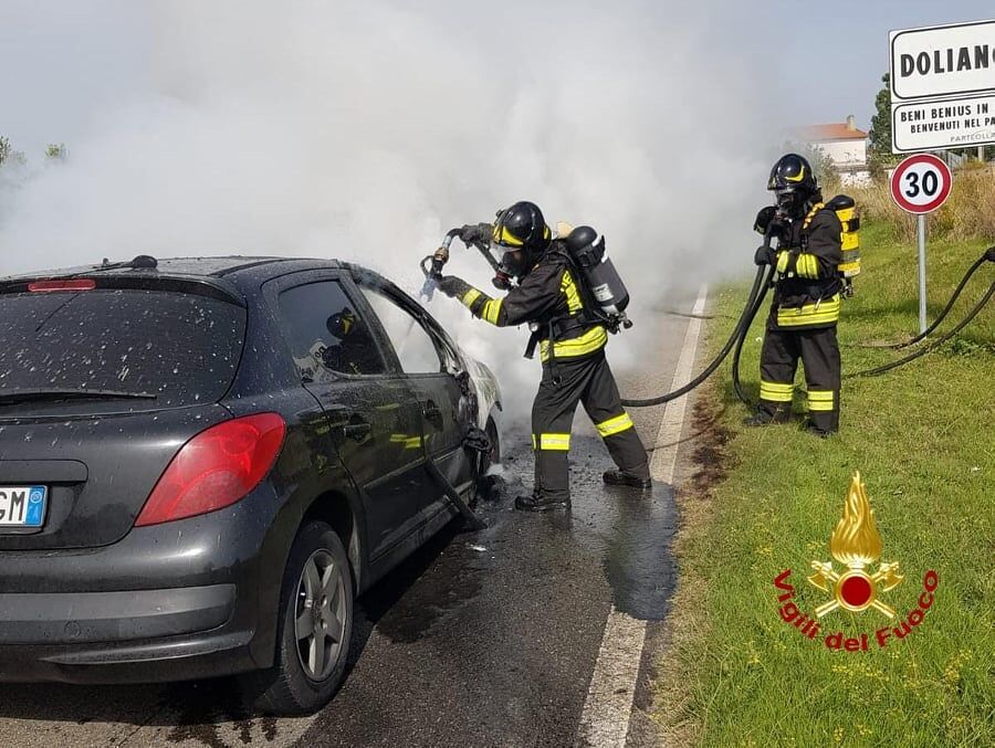 Paura a Dolianova, auto in corsa prende fuoco all’entrata della città