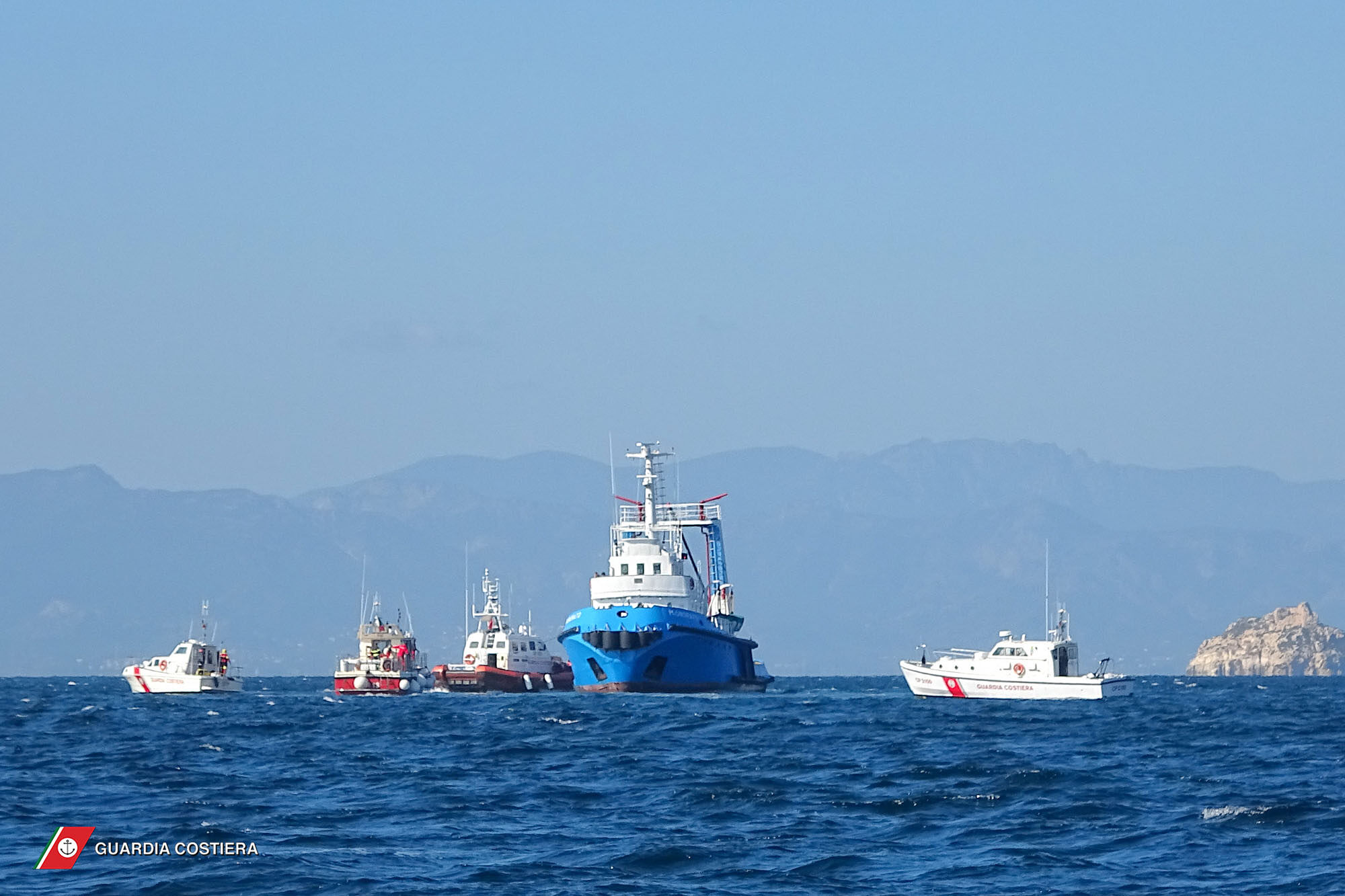Cagliari, ammaraggio d’emergenza al Poetto: ma è solo (per fortuna) un’esercitazione
