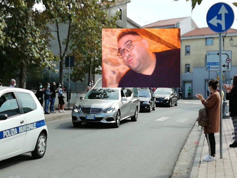 Applausi, mascherine e tante lacrime: Isili dà l’addio a Fabio Lecis, commovente ultimo saluto