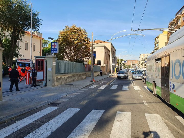 Cagliari, troppe ambulanze ferme nel piazzale del Ss.Trinità: “Liberiamo i parcheggi di via Is Mirrionis”