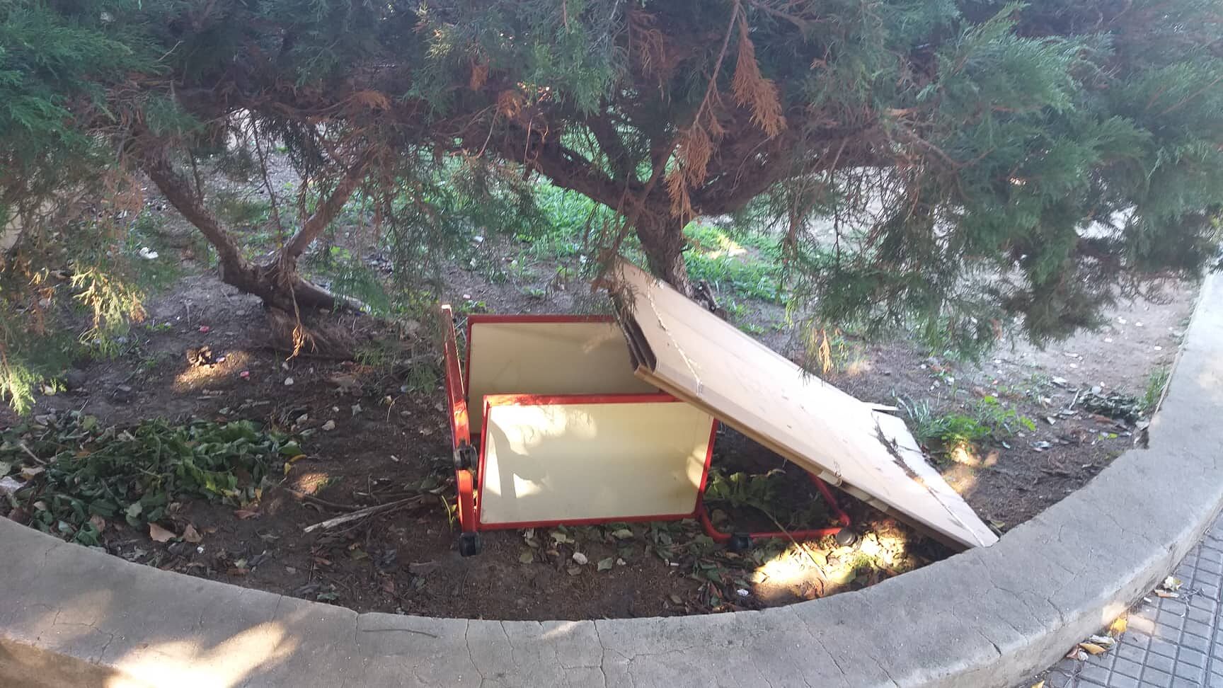 Pizza Is Maglias, caos e sporcizia al mercatino: “I venditori abusivi rispettino almeno la pulizia”