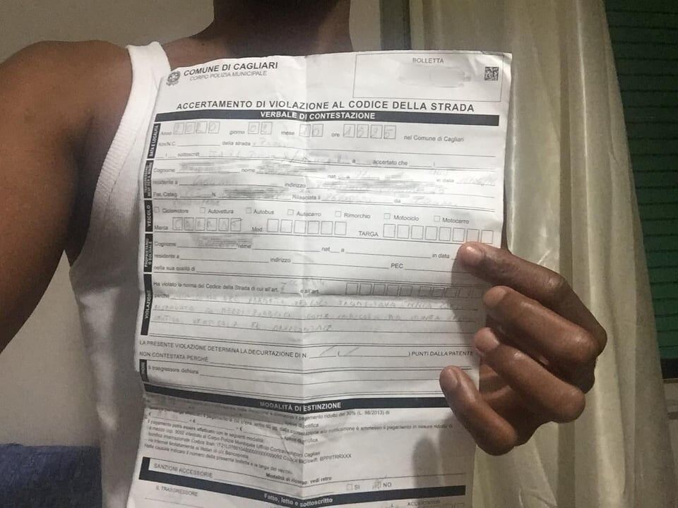 In bici sulla corsia dei bus, migrante multato a Cagliari: “Non sapevo fosse vietato”