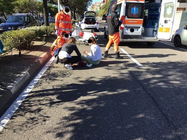 Poetto, la moto cade sull’asfalto: due feriti trasportati in ospedale, giallo sulla dinamica