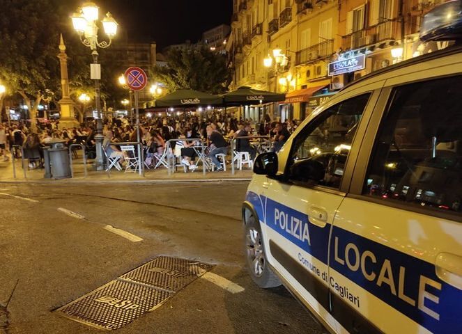 Cagliari, blitz della Polizia Locale nel cuore della movida: multati due cittadini senza mascherina tra la folla