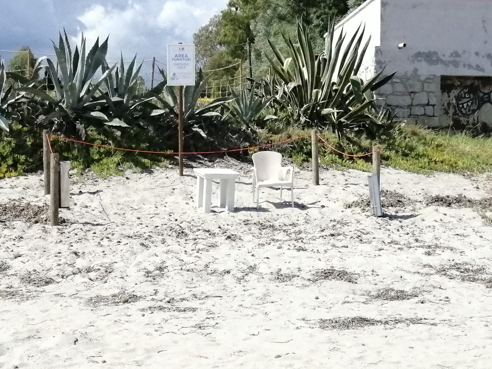 Vandali e ladri scatenati nelle aree fumatori a Pula: distrutti i posacenere, rubati tavolini e sedie