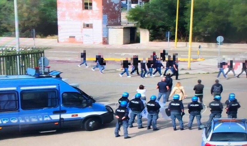 Cagliari-Crotone, la Polizia fronteggia gli Sconvolts: scattano denunce e Daspo in vista per gli ultras
