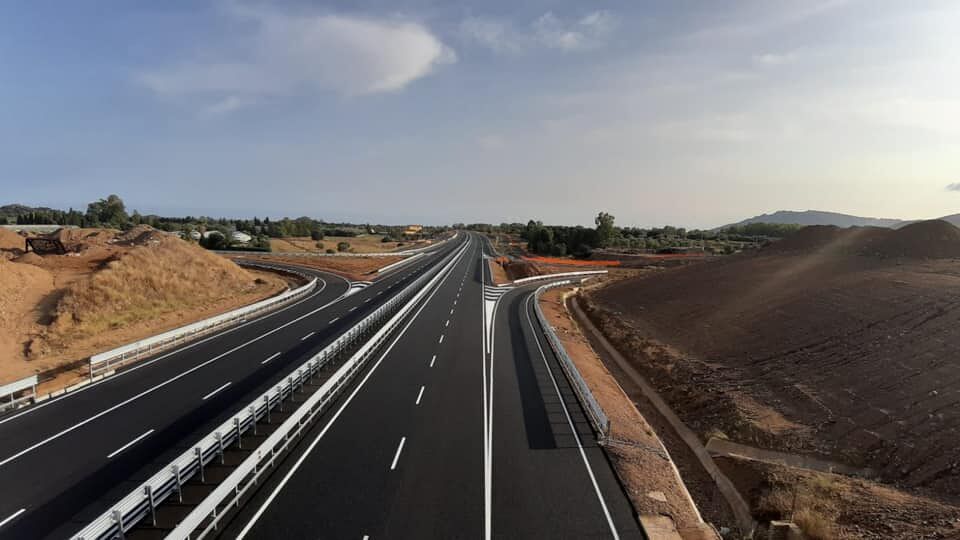 Nuova Sulcitana a quattro corsie, quasi pronta la strada a Pula: “Eccola, dopo decenni: a breve l’inaugurazione”