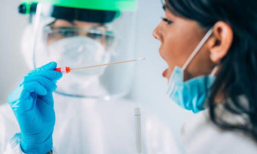 Coronavirus, nei laboratori della Sardegna tamponi per tutti: l’esame costerà 65 euro