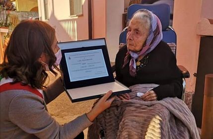 Festa a San Giovanni Suergiu per i 100 anni di tzia Giuannica: “Auguri alla nostra storica bidella”