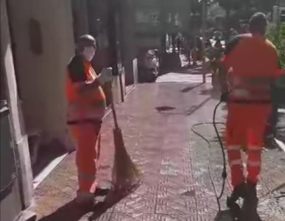 Cagliari, il Comune dà un alloggio ai due clochard di via Dante: “Strada ripulita dopo 6 anni di bivacco”