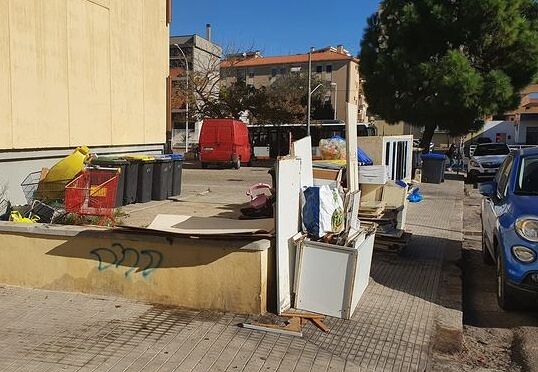“Caddozzi” scatenati in via Timavo: “Spazzatura ovunque, a Cagliari niente controlli”