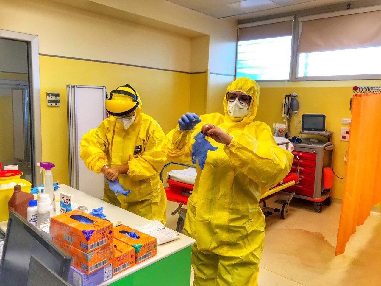 Sardegna, oggi calano i positivi con 195 casi ma ci sono sette morti: una è una donna di 47 anni