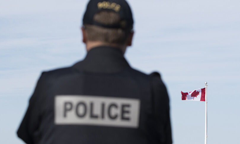 Halloween, uomo in armatura medievale uccide due persone