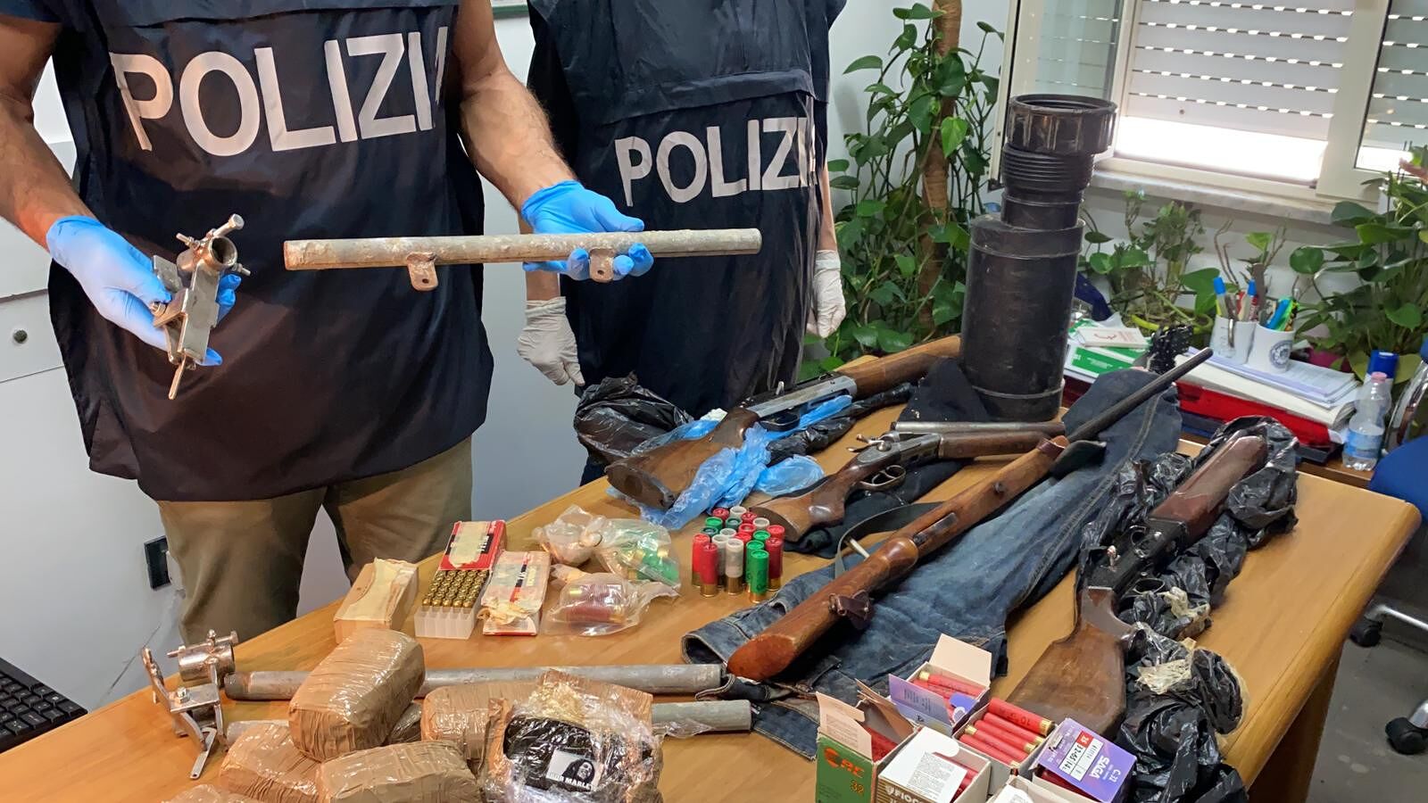 Quartu, cacciatore di frodo nasconde un arsenale in cantina: gli ordigni fatti brillare dagli artificieri