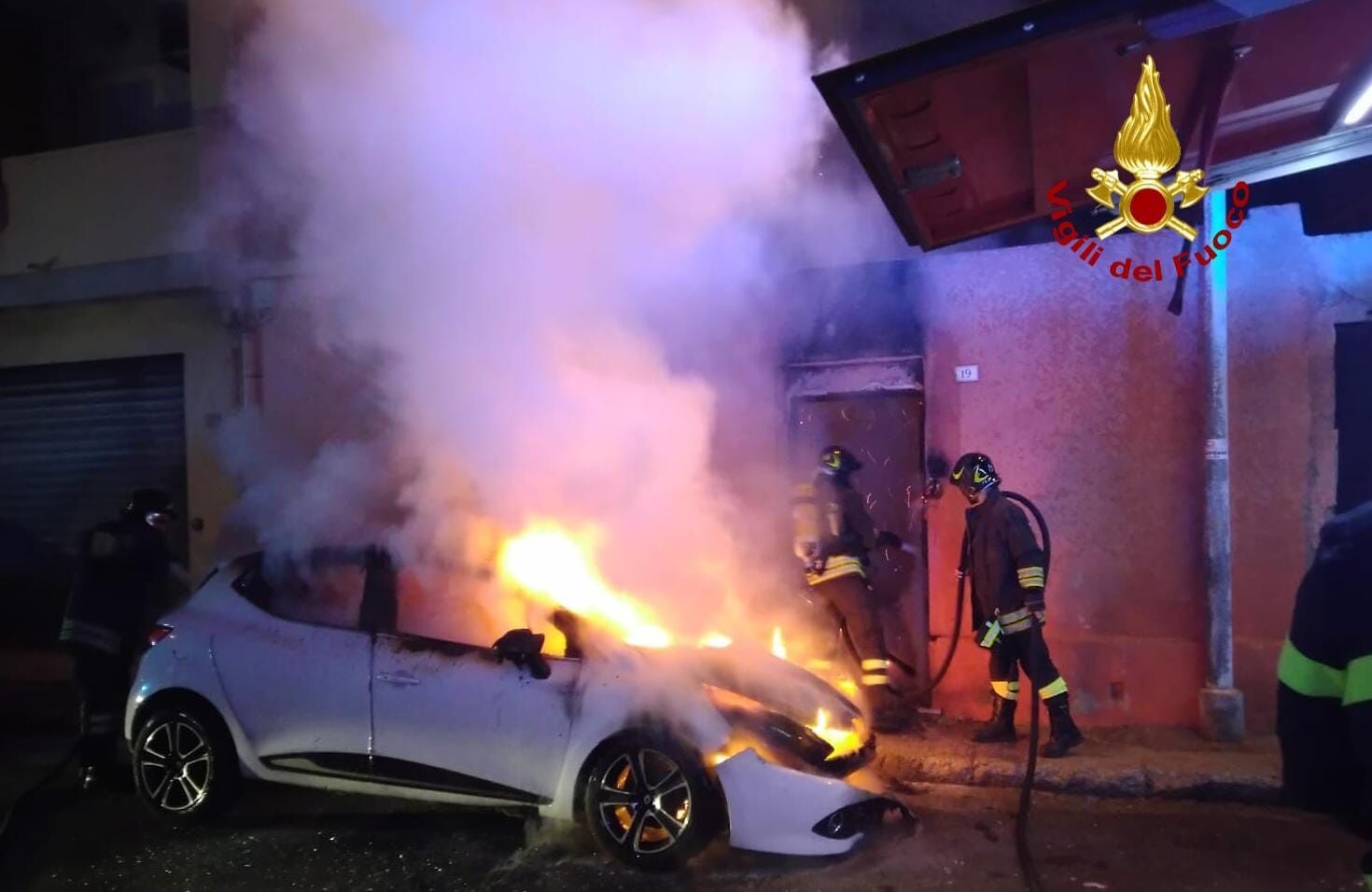 Auto in fiamme a Quartu, il rogo si estende ad un’abitazione: salvi per miracolo padre, madre e bimba di 4 anni