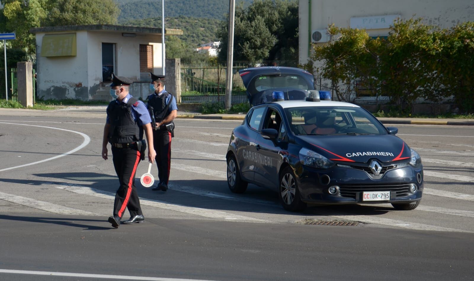 Un’auto rubata nel capannone pronta per essere smontata: allevatore denunciato a Uta