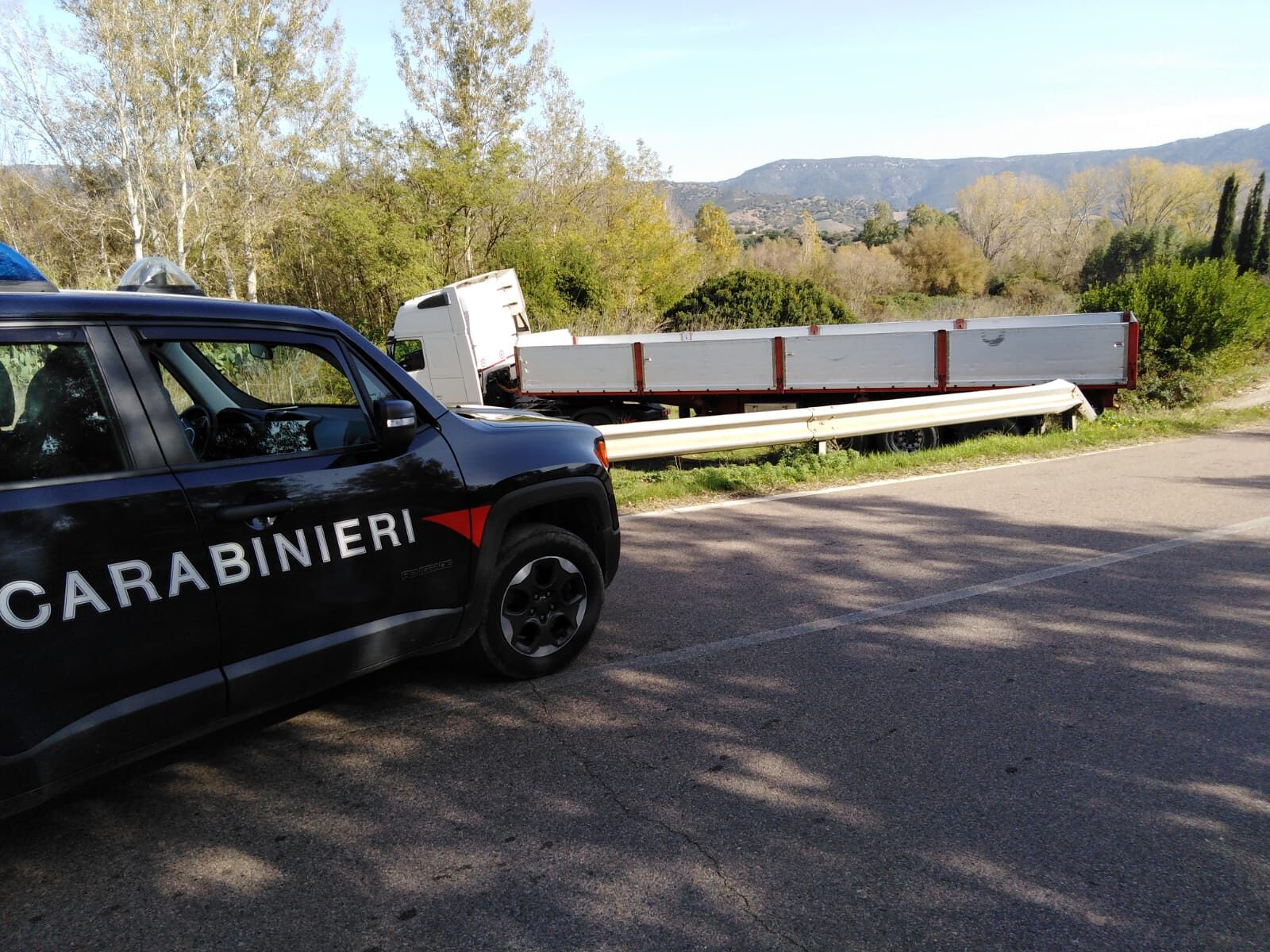 Ballao, perde il controllo del camion ed esce di strada: ferito un 37enne di Selargius