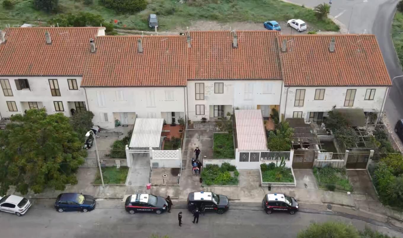 Un chiosco, un’auto e un’apecar bruciati per “motivi professionali”: due soci arrestati a S.Antioco