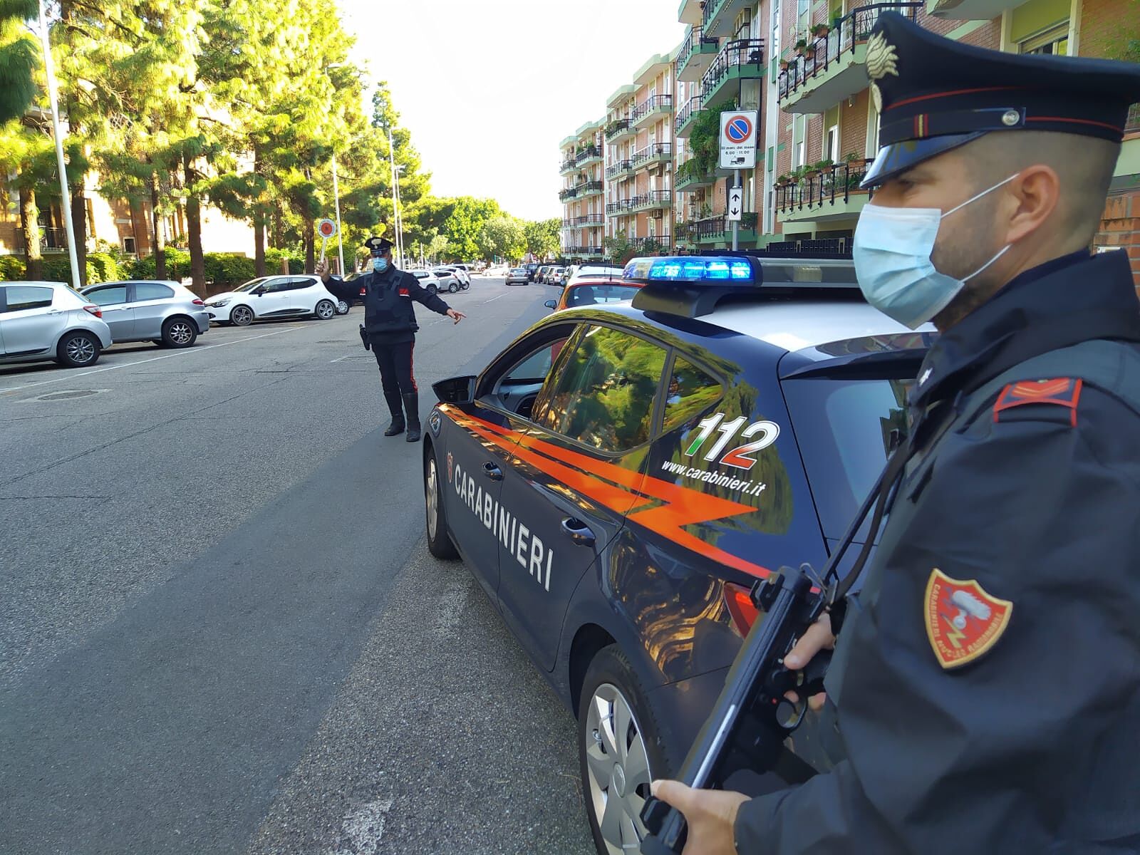 Cagliari, ubriaco alla guida si schianta sulla pensilina del bus: denunciato