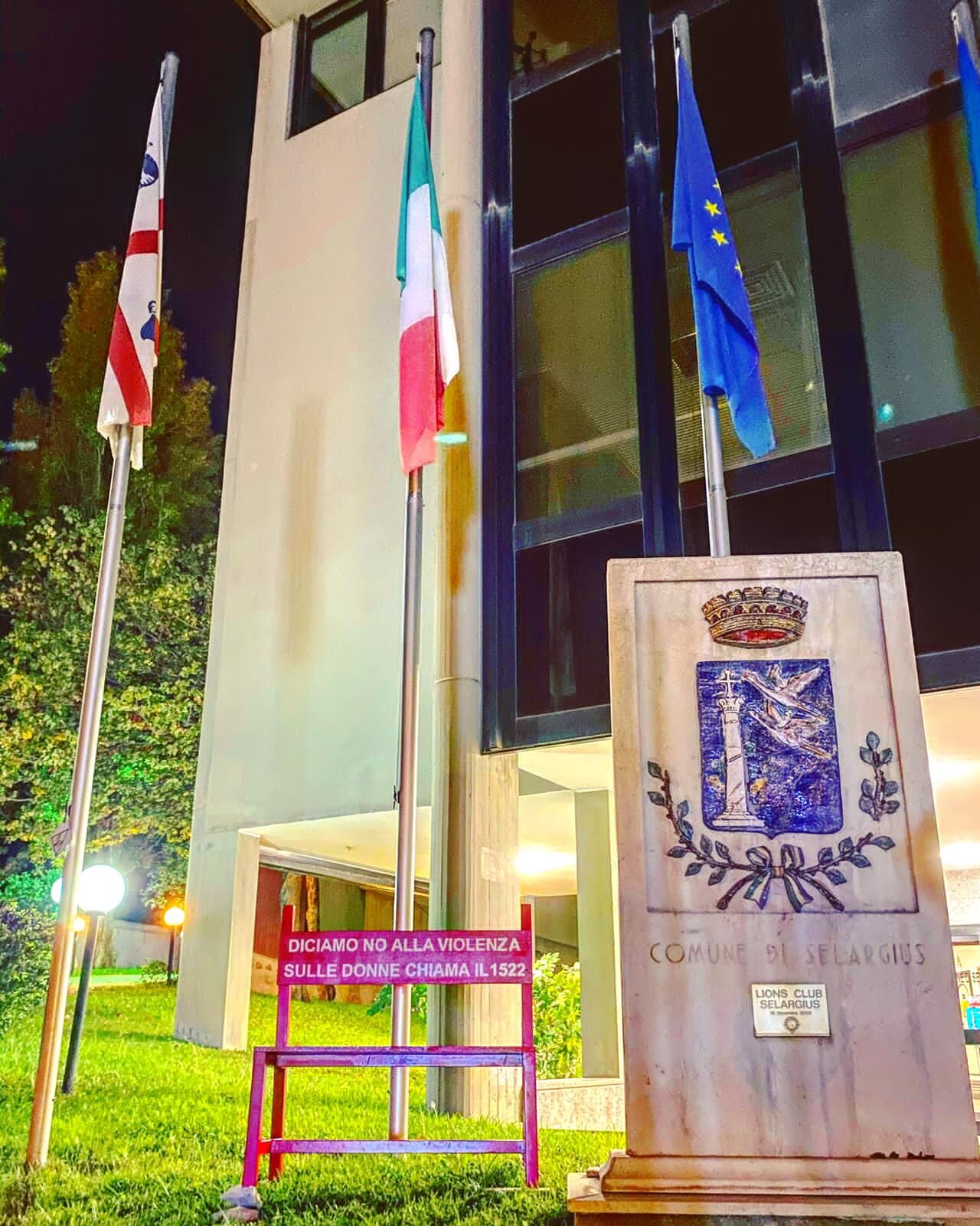 Selargius, una panchina rossa per dire No alla violenza sulle donne