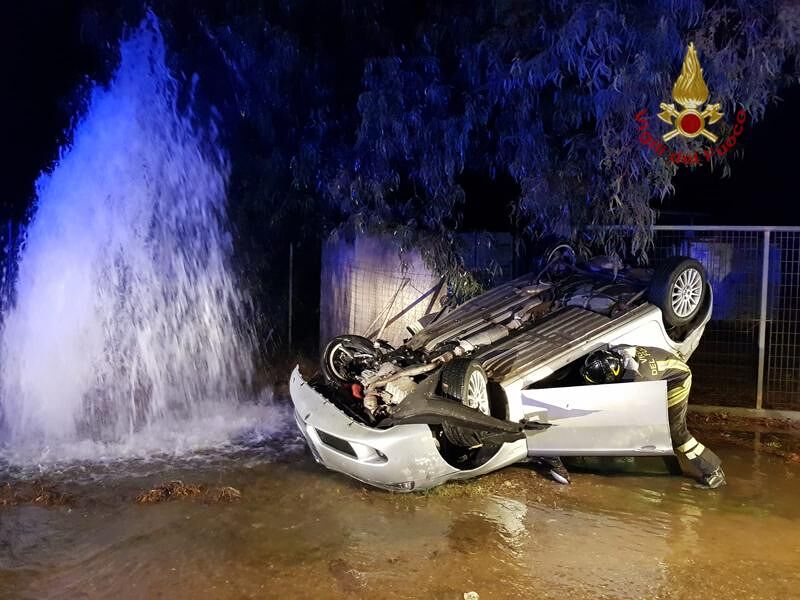 Auto si scontra con un idrante ad Assemini, il conducente liberato dai vigili del fuoco