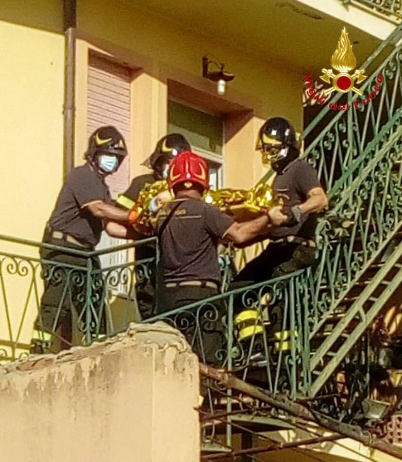 Tortolì, anziana 96enne cade in casa: i vigili del fuoco entrano dalla finestra e la soccorrono
