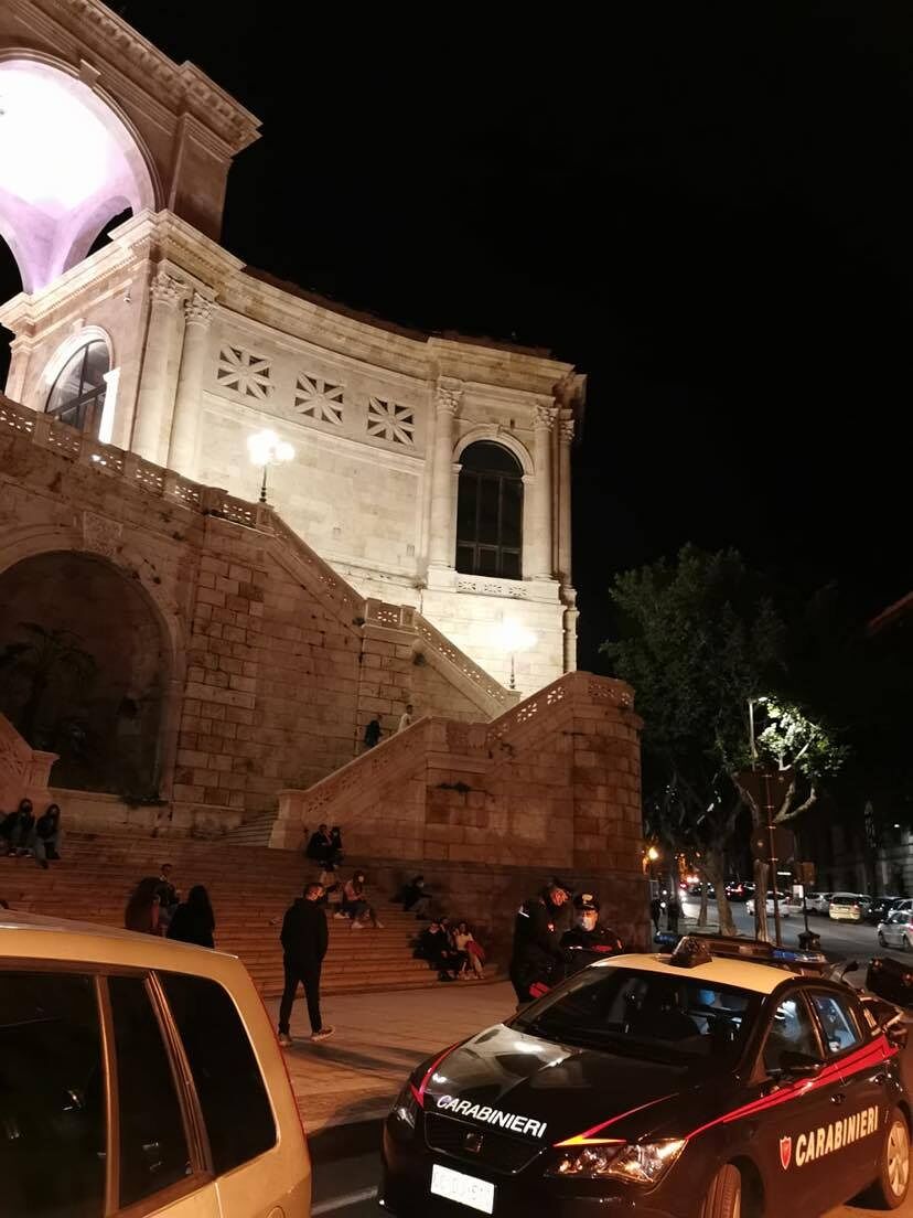 Cagliari, minaccia il suicidio al Bastione: salvato dai carabinieri