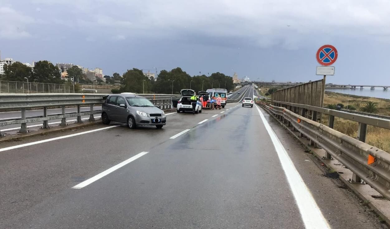 Ss195, perde il controllo dell’auto e finisce sul guardrail: 60enne all’ospedale
