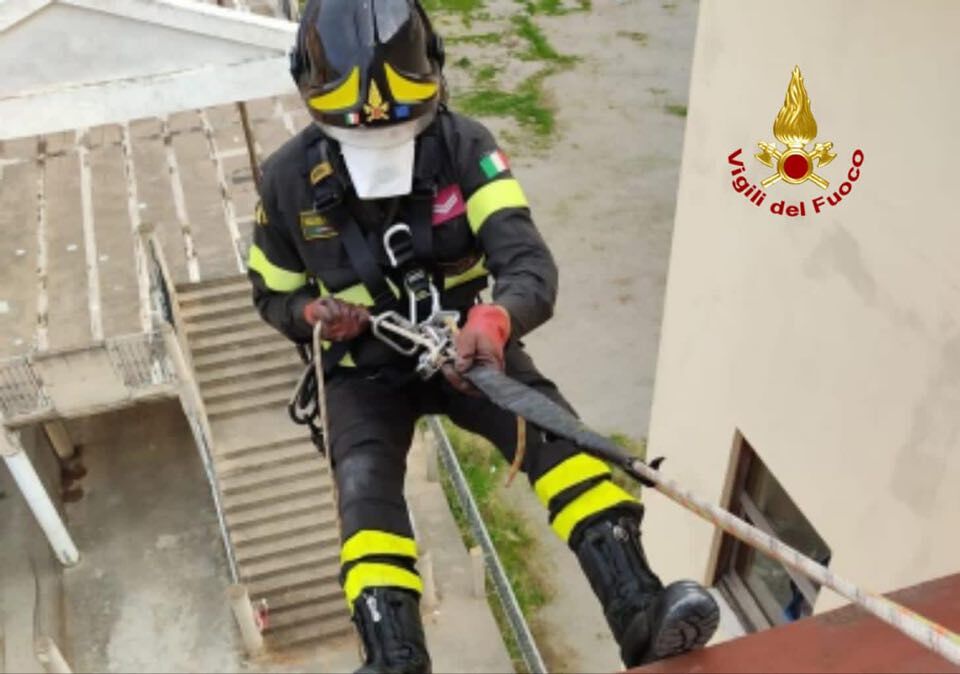 Iglesias, i vigili del fuoco soccorrono una donna caduta in casa