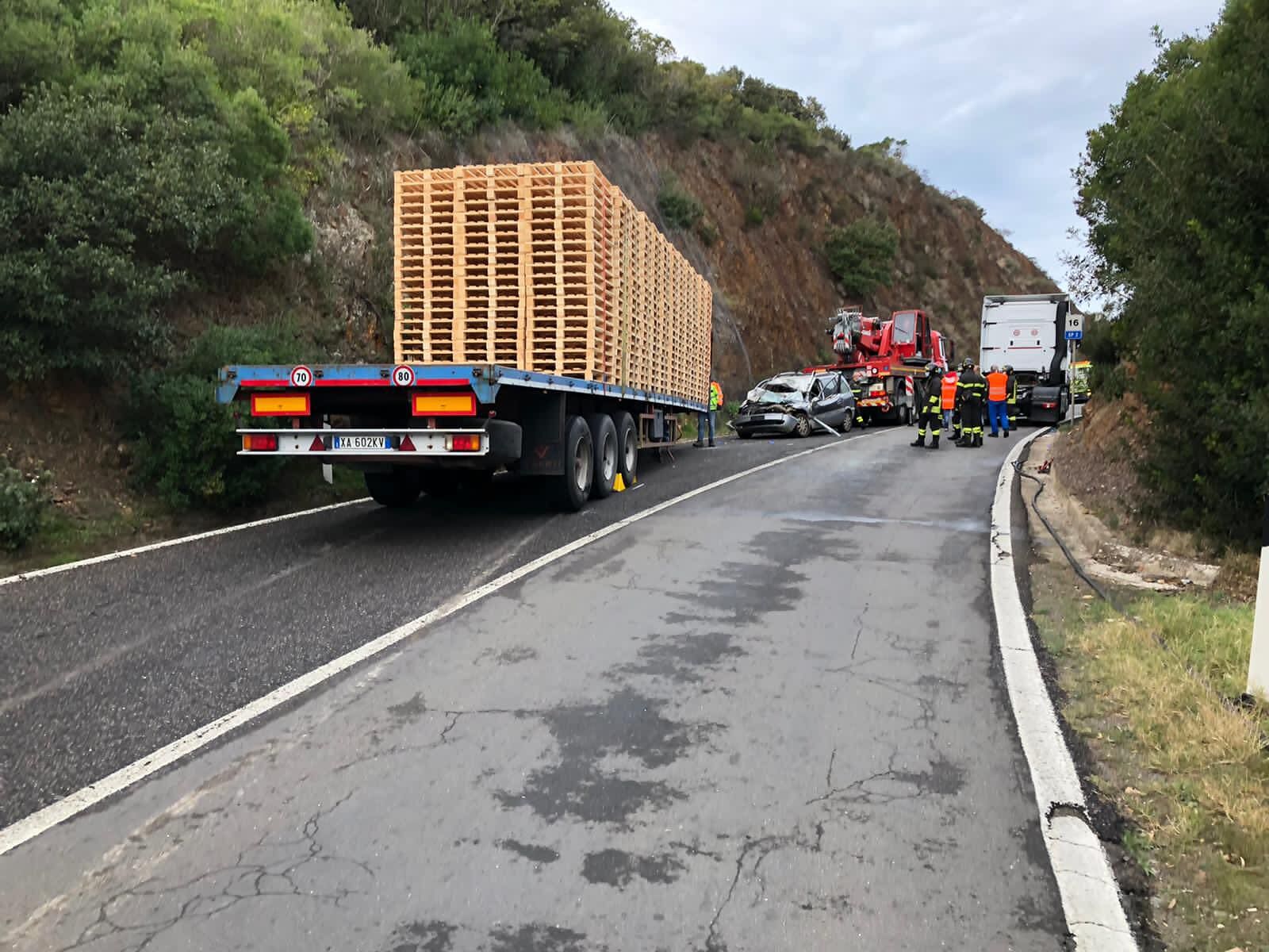 Siliqua, brutto incidente sulla Pedemontana: tir perde rimorchio che finisce contro un’auto