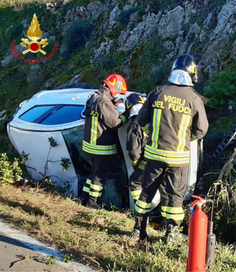 Nuoro, fuori strada sulla Ss31: la conducente si libera da sola ed esce dall’abitacolo