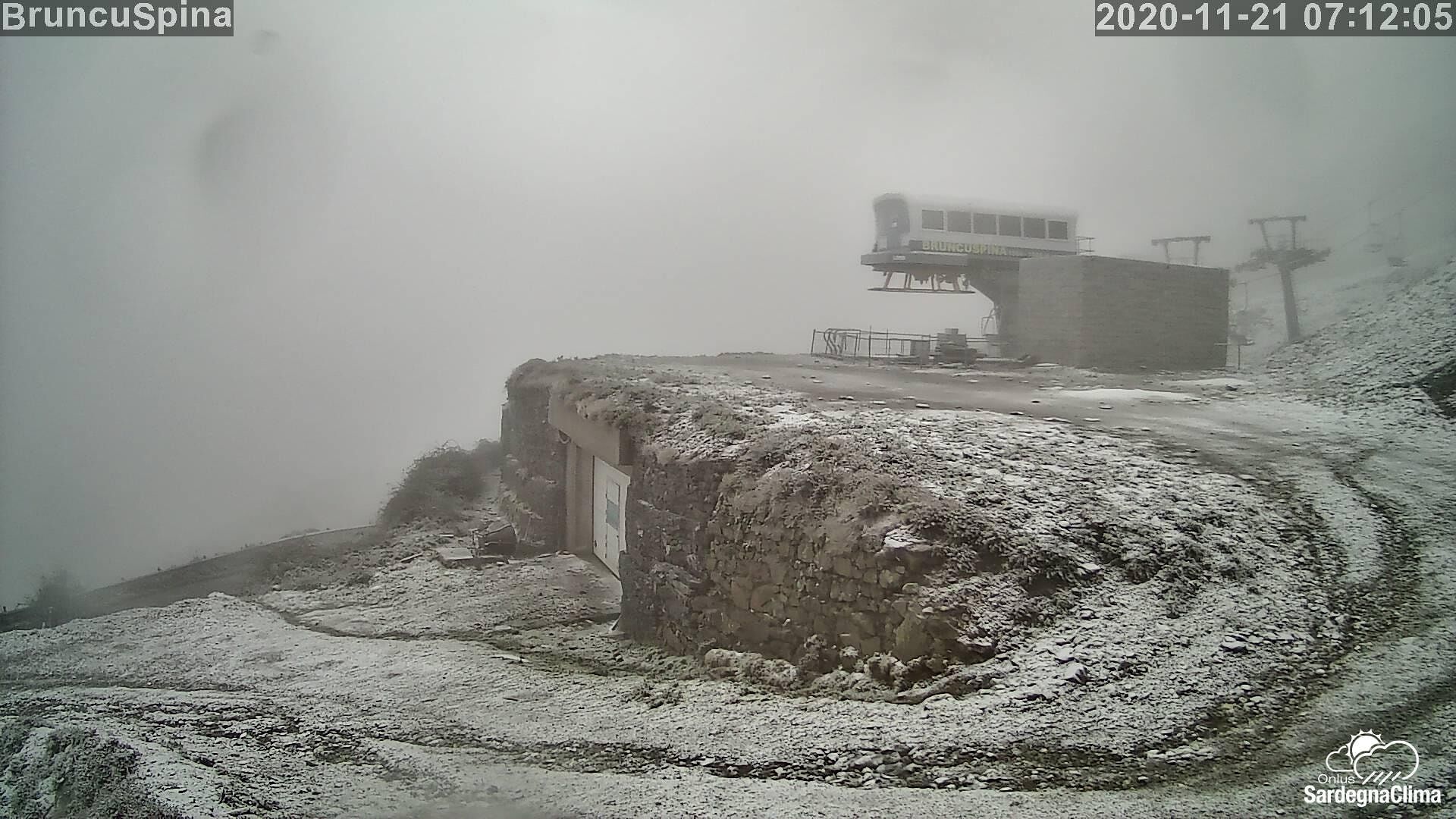 Primi timidi fiocchi di neve sul Gennargentu