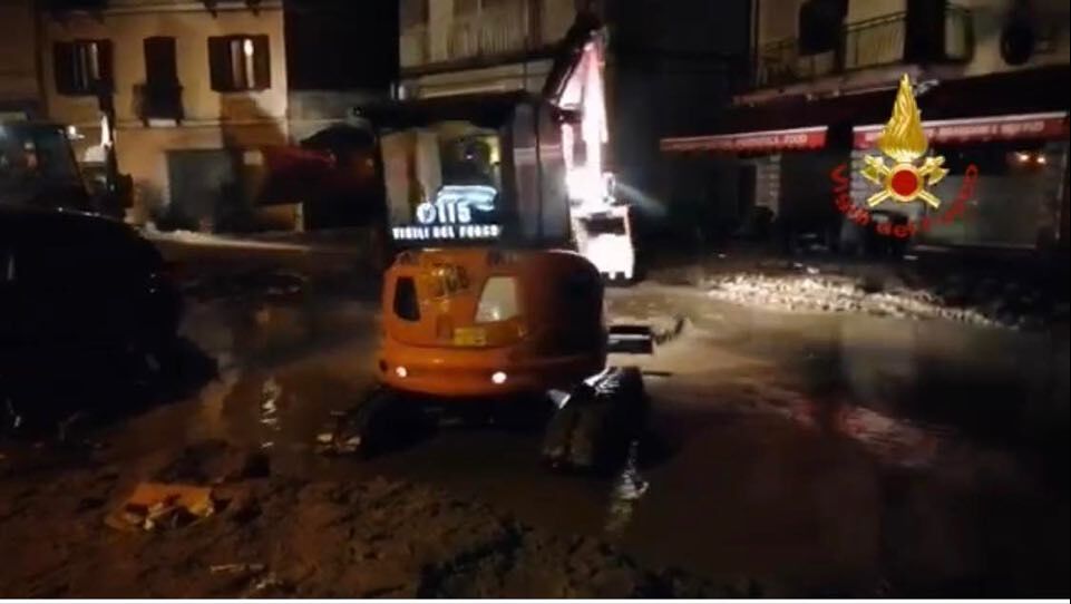 Dramma Bitti, notte di durissimo lavoro per i vigili del fuoco: 50 unità impegnate – video