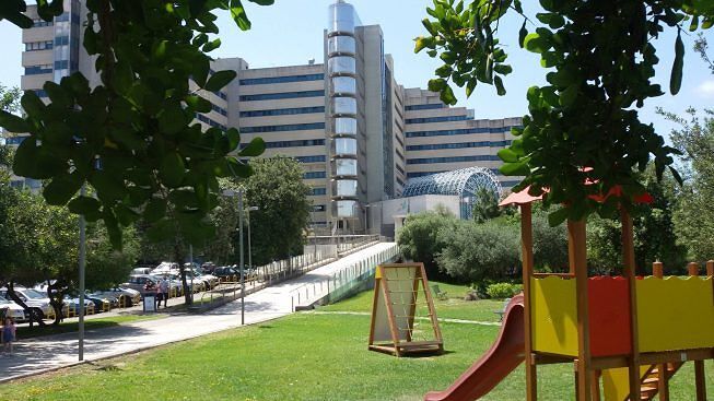 Terapia intensiva Covid al Brotzu, l’alt degli infermieri: “Prima assumete anche nuovi Oss e medici”