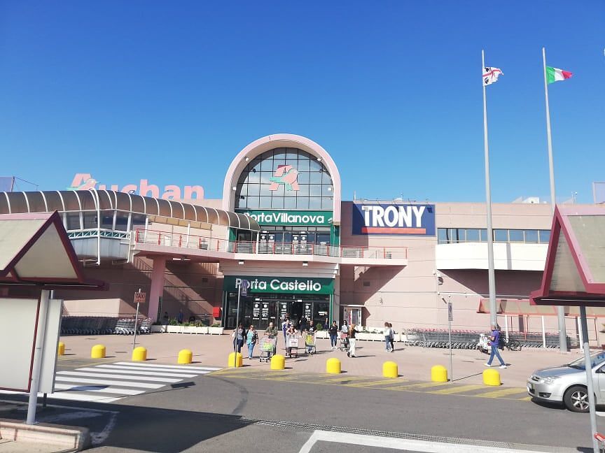 Cagliari, l’ex Auchan a Pirri in crisi: supermercato “ristretto”, attesa per il maxi ampliamento del centro commerciale