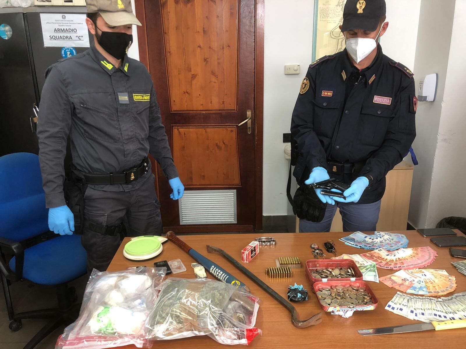 In casa un kg di droga, proiettili e una pistola: tre persone in arresto a Pirri