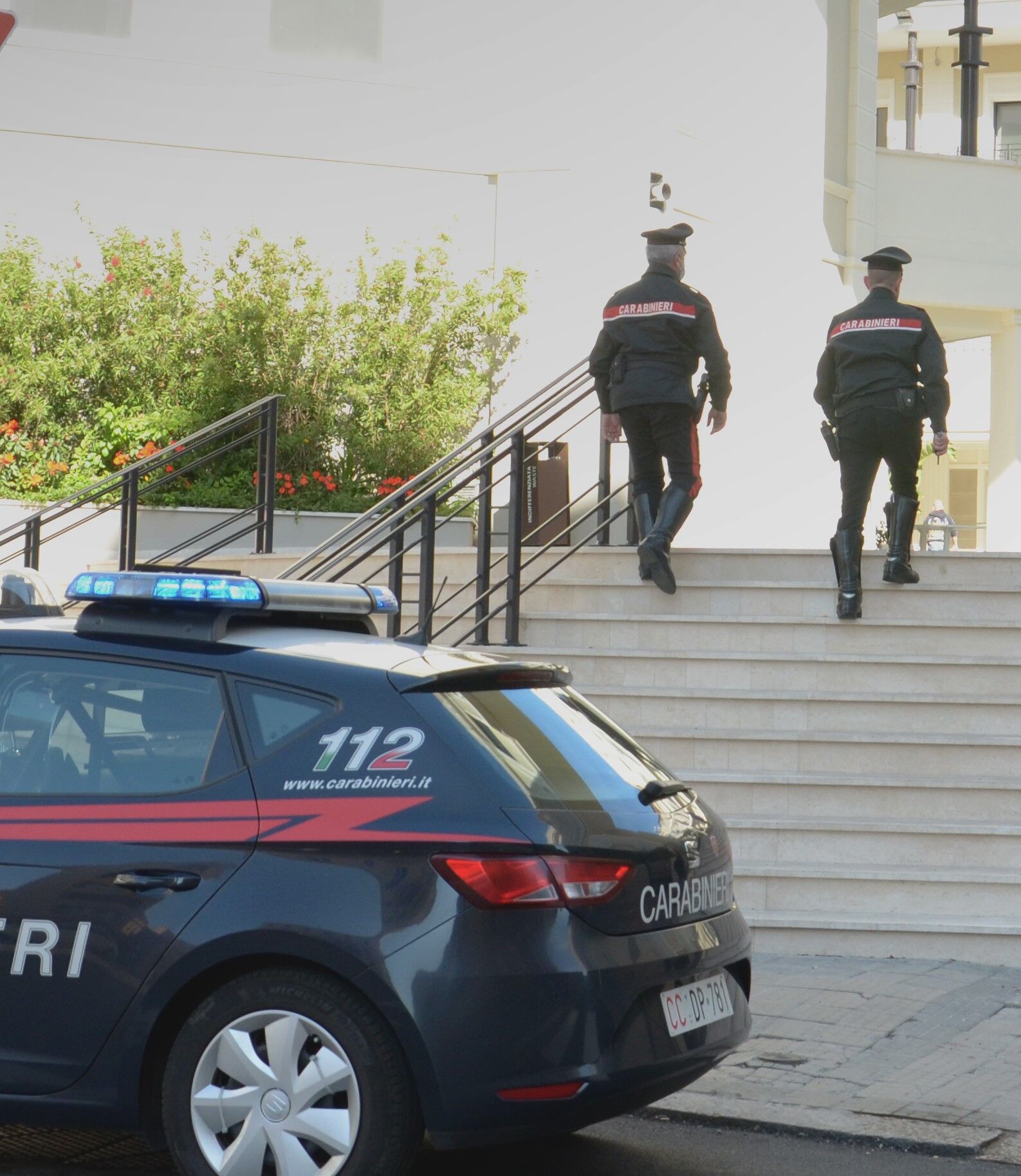 Nasconde un coltello proibito nell’auto, giovane operaio denunciato a Dolianova