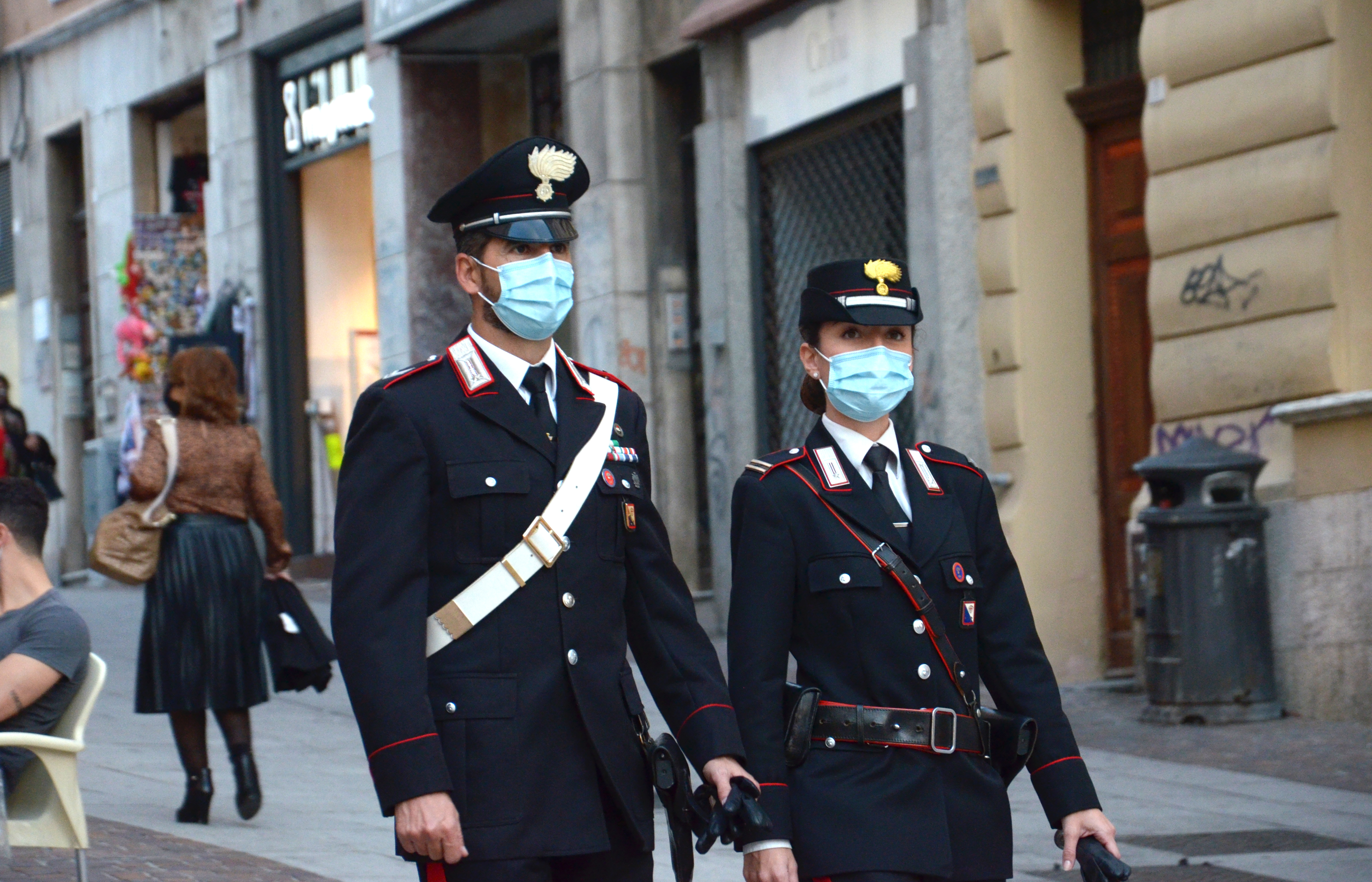 La relazione si interrompe, lui posta le foto intime della ex su Instagram: denunciato a Uta