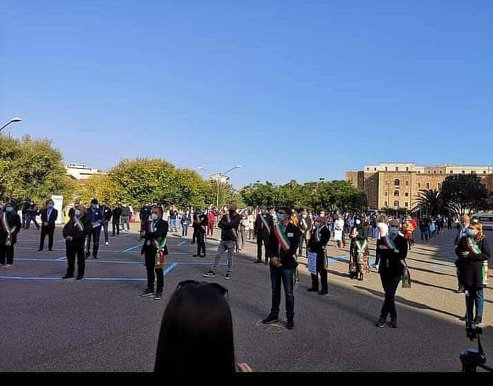 Critica la situazione sanitaria dell’Oristanese: scendono in piazza tutti i sindaci del territorio