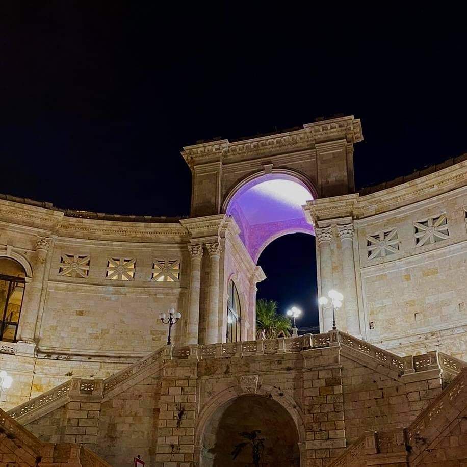 Lotta al tumore al pancreas, il Bastione di Cagliari si tinge di viola: “Sostenete la ricerca”