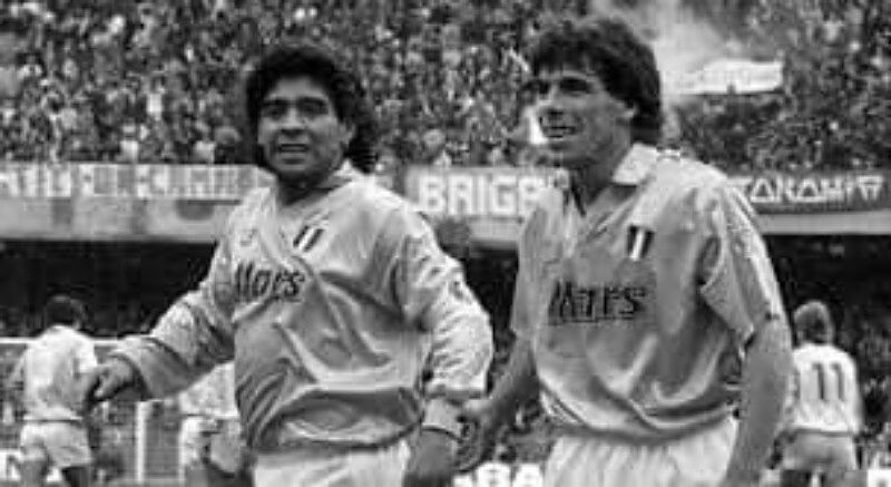 L’omaggio di Gianfranco Zola a Maradona: “Addio amico mio, sei stato il più forte di tutti”