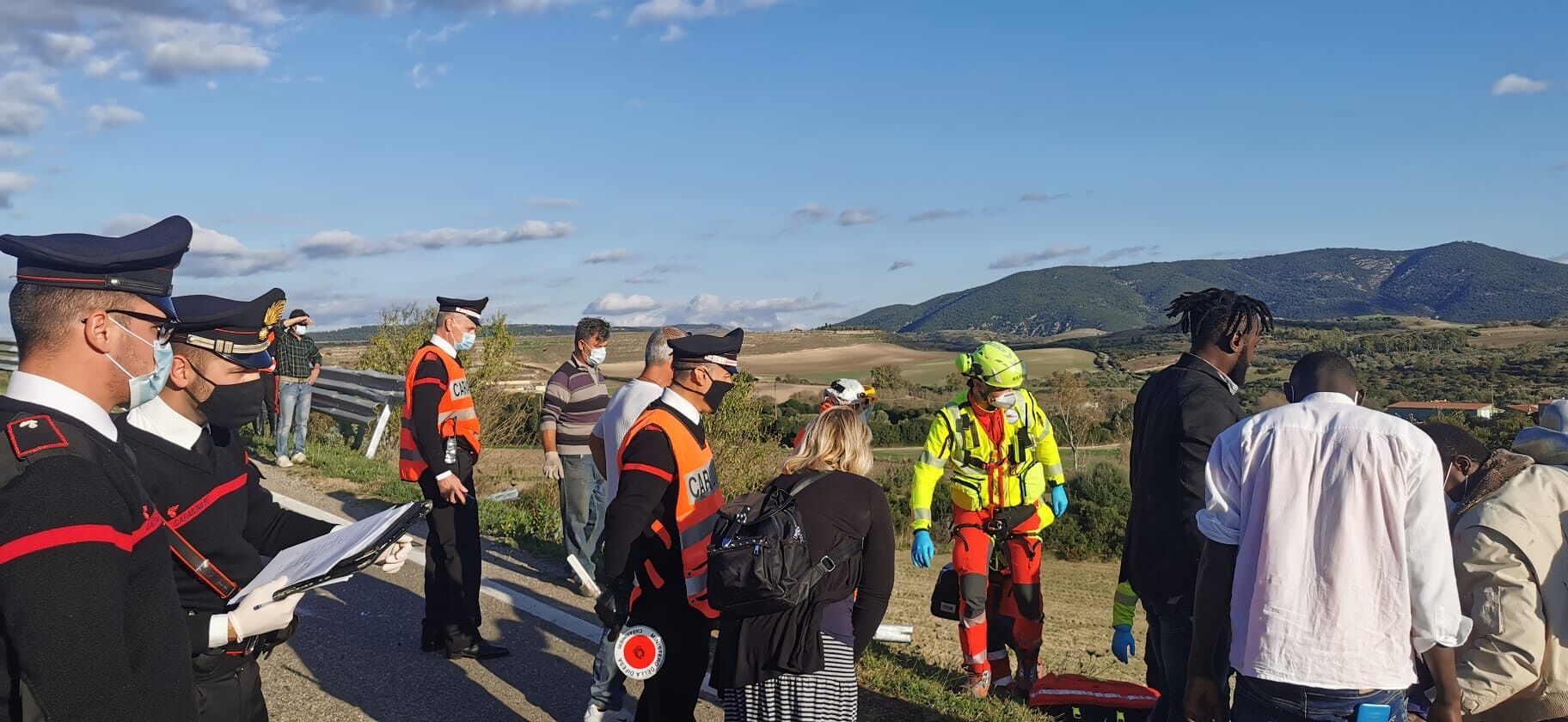 Bus con 10 migranti precipita in una scarpata sulla Ss 197: ci sono feriti gravi