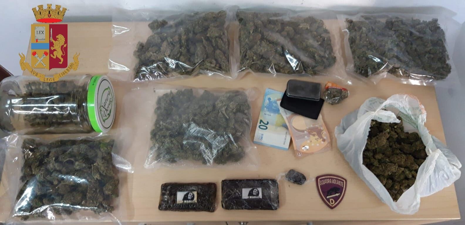 Cagliari, pusher tradito dal forte odore di marijuana: 29enne in manette a Mulinu Becciu