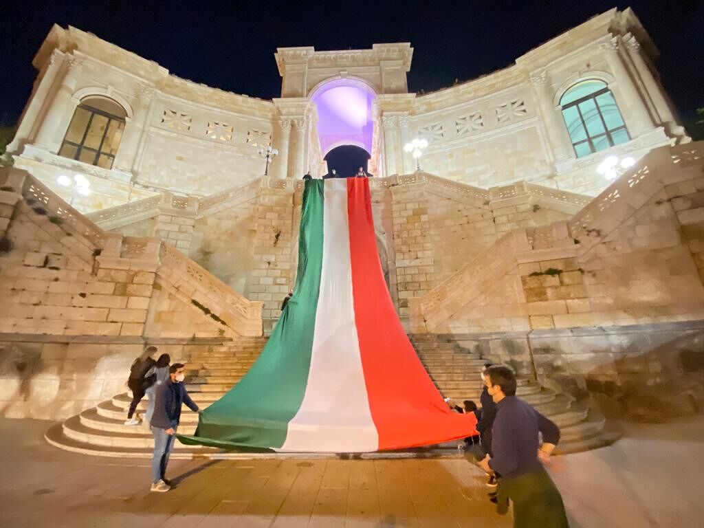 Cagliari, un tricolore gigante al Bastione contro chi l’ha bruciato: “Rappresenta il popolo, non il Governo”