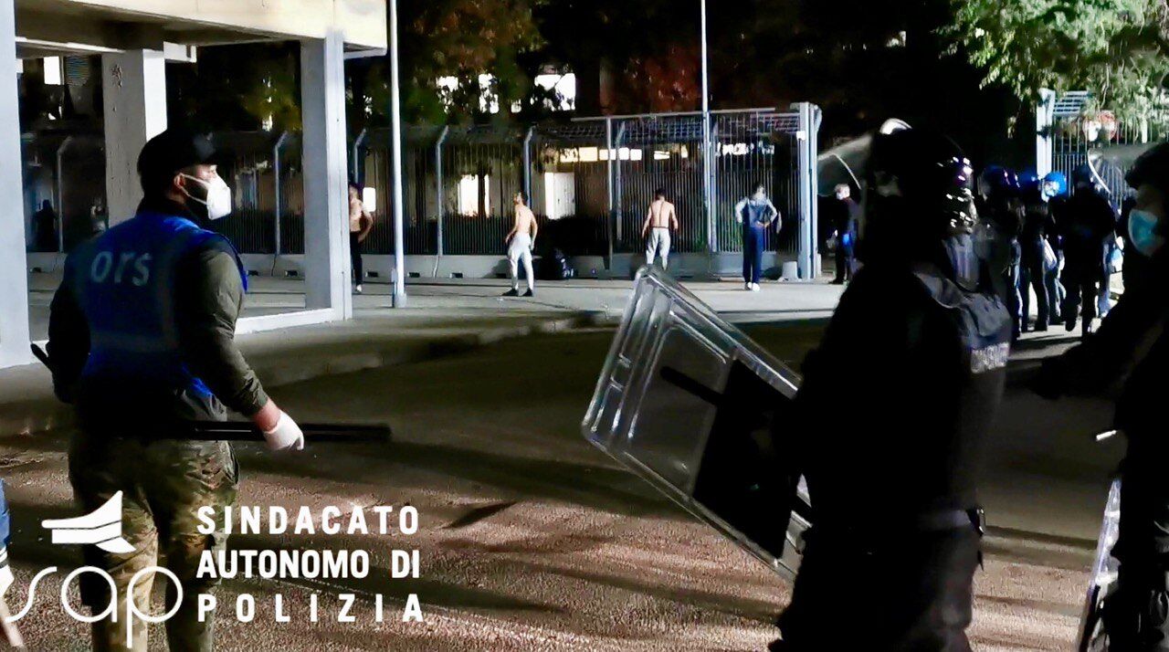 Monastir, rissa e devastazione nel centro d’accoglienza: otto migranti denunciati